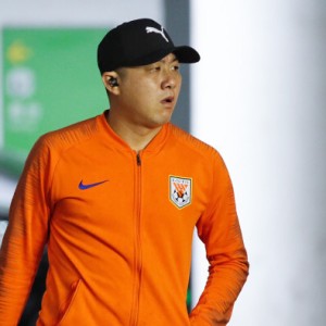 开云体育入口-38岁泰山前国脚爆粗怒骂裁判 染红后继续贴脸狂喷 将裁判逼回场内