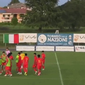 开云体育登录-完胜意大利！U15国足全队狂欢，跪地挥拳庆祝，名记：相当可以了